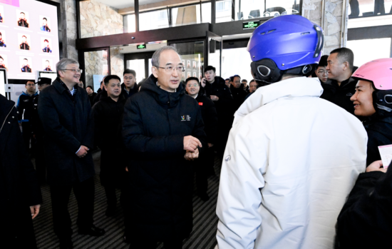 11��22��������ʡ2025-2026��ѩ���_���ߵ�31�ü����Fڡ��ѩ��(ji��)�_Ļʽ�ڼ����������ɻ����ȼم^(q��)�e�У�ʡί��ӛ�S��(qi��ng)��ѩ�ߴ�d�c��ʡ�ο��H�н�����