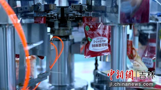 金剛山辣白菜實現(xiàn)自動化預(yù)處理 延吉市委宣傳部/供圖 金剛山辣白菜實現(xiàn)自動化預(yù)處理 延吉市委宣傳部/供圖