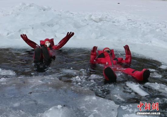 2��5�գ�����ʡ�L(zh��ng)������һ�(xi��ng)��(d��)�صı����(xi��ng)Ŀ���������ο�ǰ��(l��i)�w�(y��n)���ڇ�(y��n)������������c��������Ŀ�ļtɫ�����b������ȻƯ���ڱ���֮�ϣ����܄e�µı�ѩ��(l��)Ȥ�������� �z