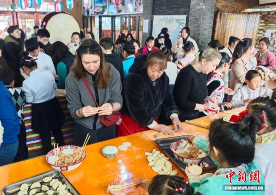 3��8�������ְ��D�����_˹�ο��w��������w���� �z